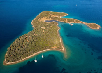 从TÜRKİYE(土耳其)的绿松石般的海上起航