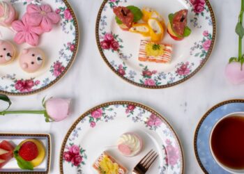 以「朗廷粉」为基调 WEDGWOOD朗廷玫瑰瓷器承载 传承朗廷英式下午茶经典的同时，加以创新 憨态可掬的豪豪熊 栩栩如生的樱花酥 忍不住拍照记录