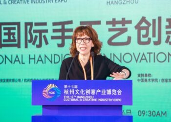 拥抱温暖地中海艺术 瓦伦西亚陶艺家Ana Illueca出席中国杭州第十七届文博会
