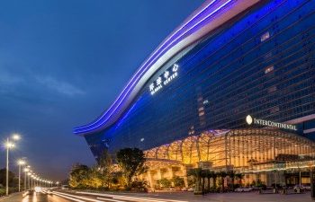 相伴已九，热忱依旧｜国际青年会议酒店九周年庆典启幕，多重礼遇致谢全城
